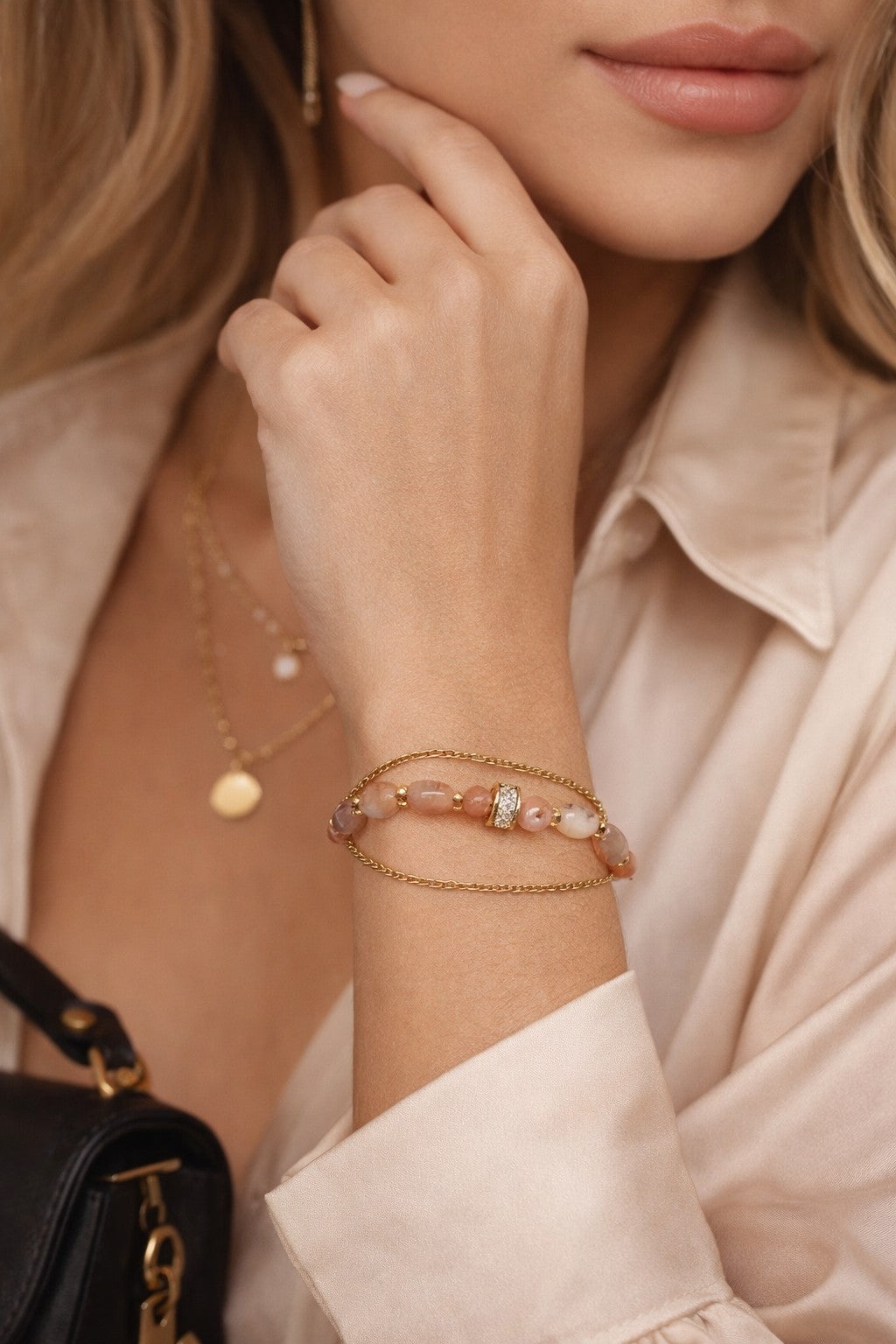 Pulsera de piedra del sol con cadenas doradas.