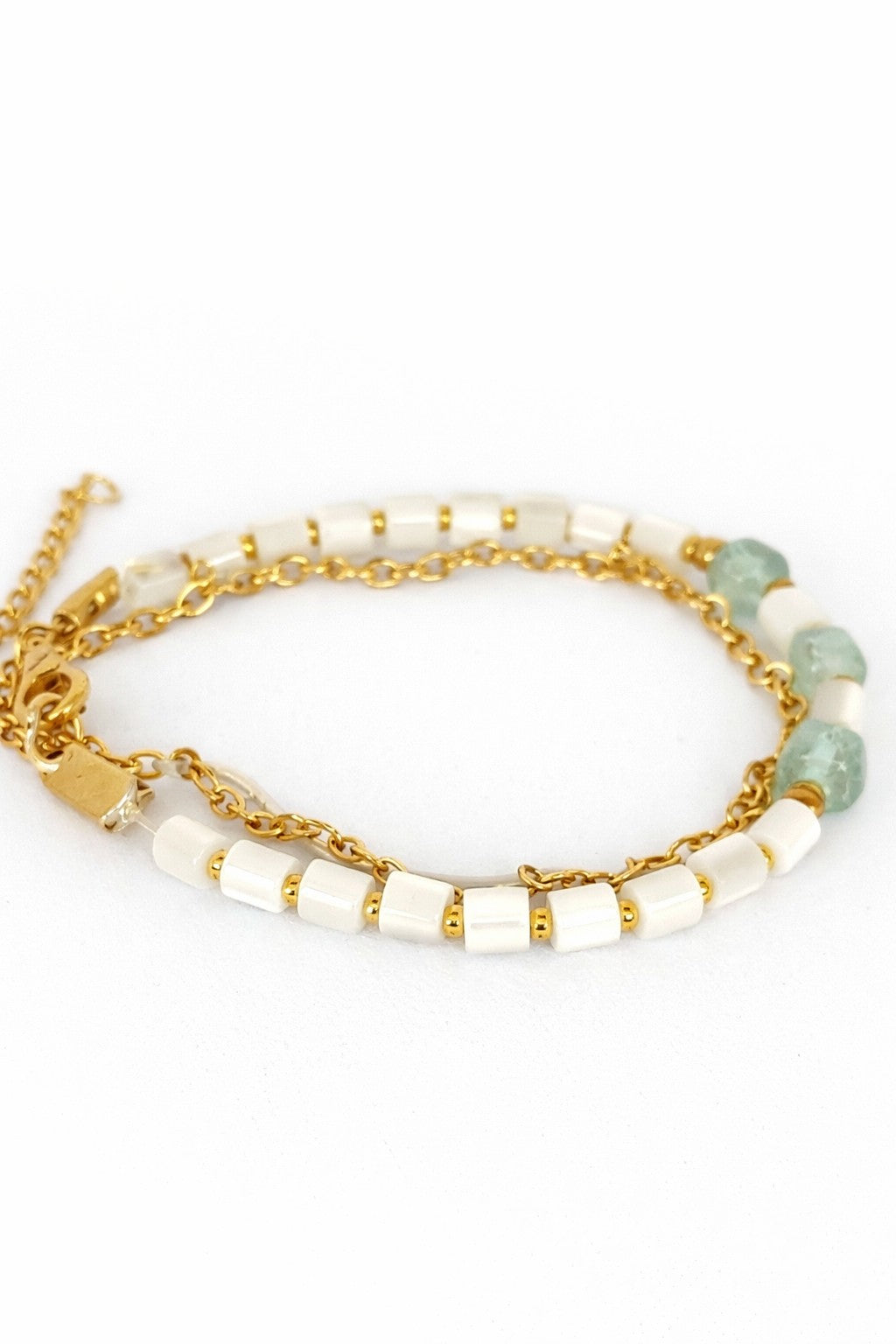 Pulsera blanca y verde de concha y fluorita.