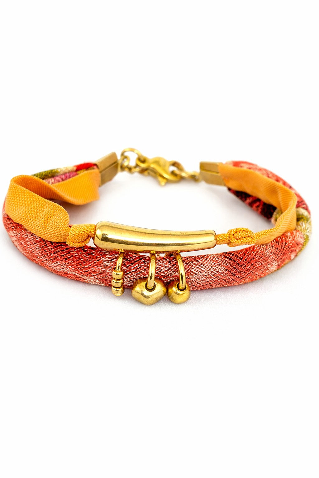 Pulsera doble de seda mostaza y cinta estampada con detalles dorados.