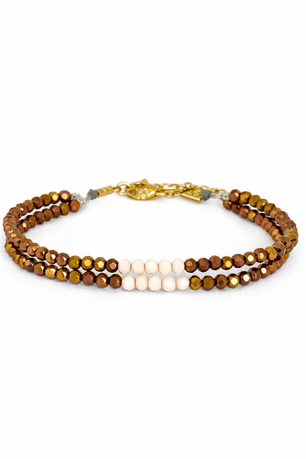 Pulsera doble de cristal en tonos bronce y blanco.