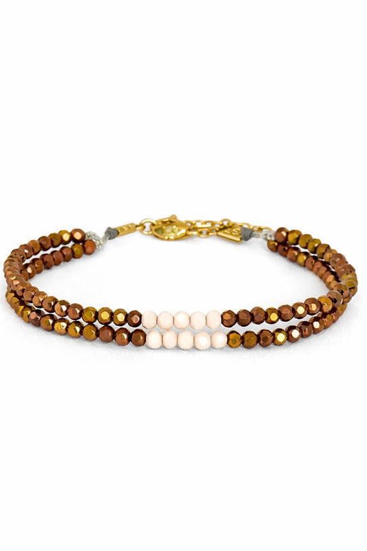 Pulsera doble de cristal en tonos bronce y blanco.