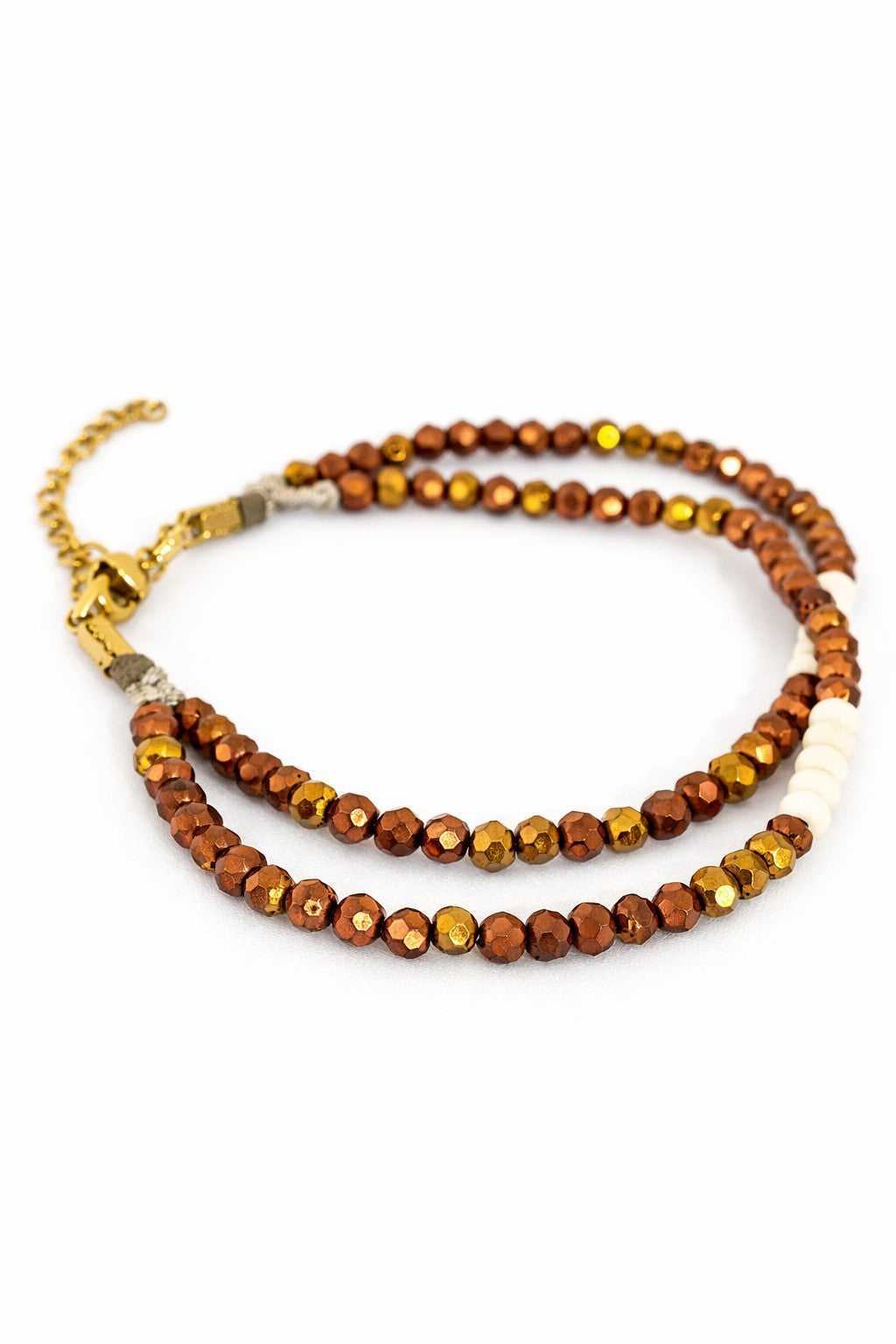 Pulsera doble de cristal en tonos bronce y blanco.
