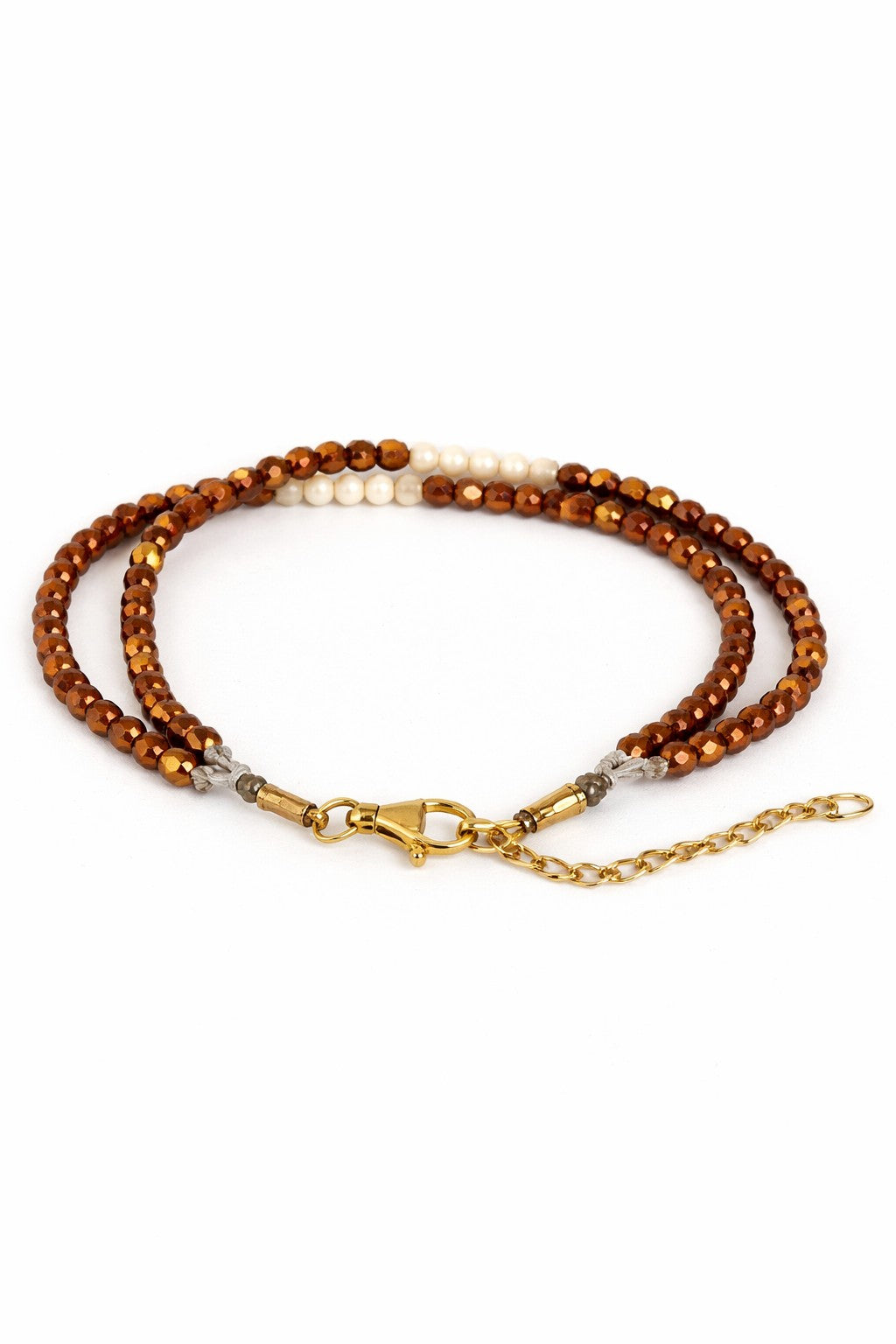 Pulsera doble de cristal en tonos bronce y blanco.
