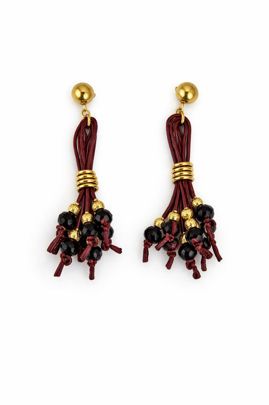 Pendientes de hilo de lino granate con cuentas.