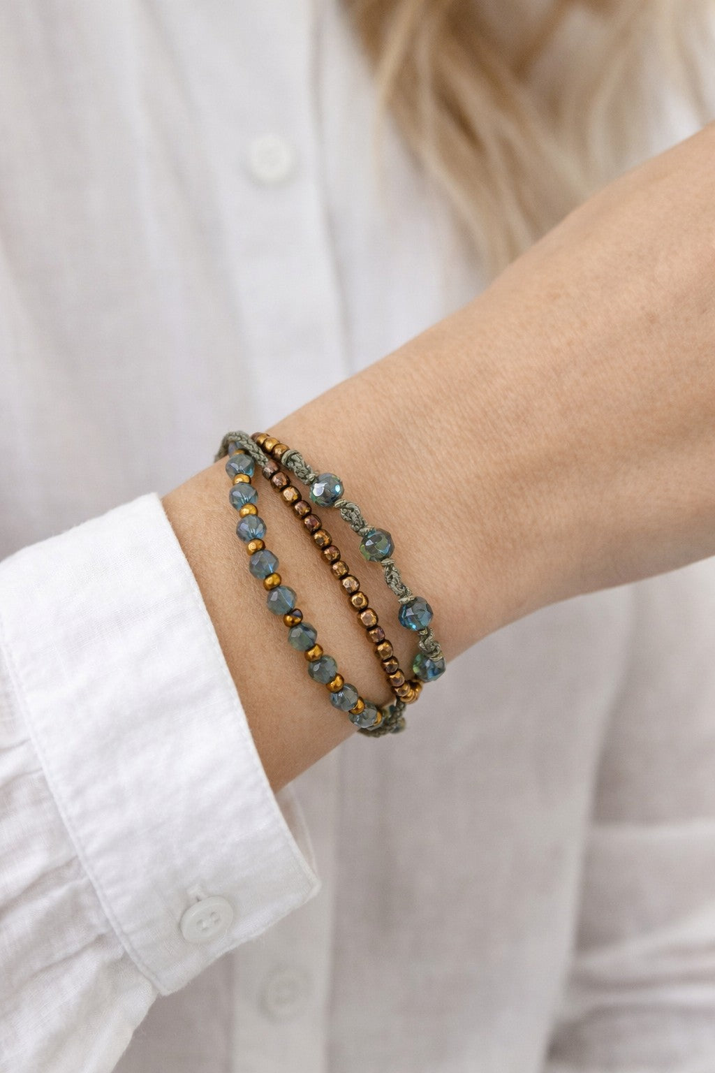 Pulsera azul y bronce.
