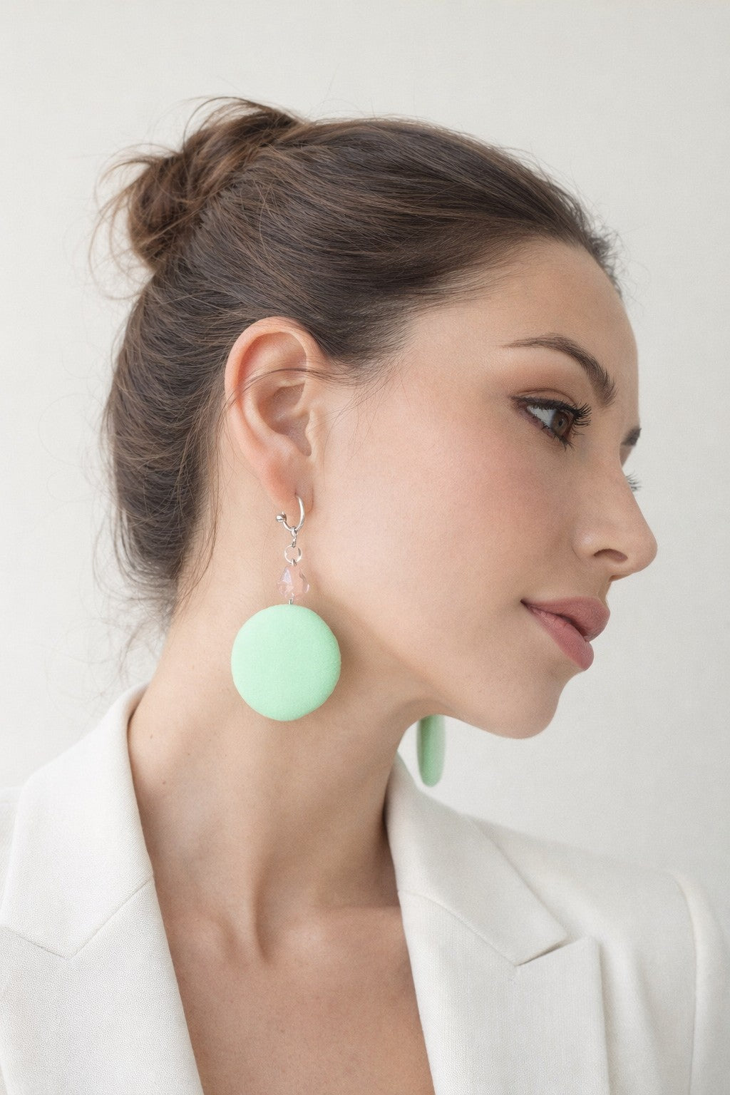 Pendientes redondos de seda verde con cuarzo sandía.