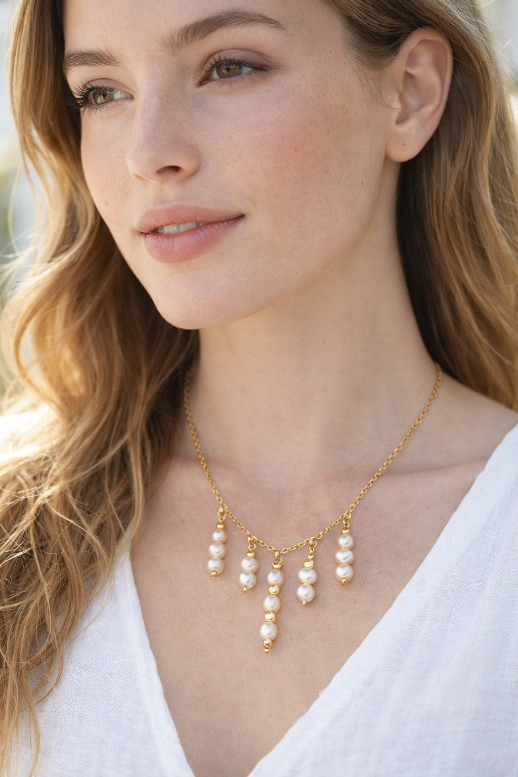 Collar corto de perlas salmón, cadena dorada, estilo delicado y elegante.