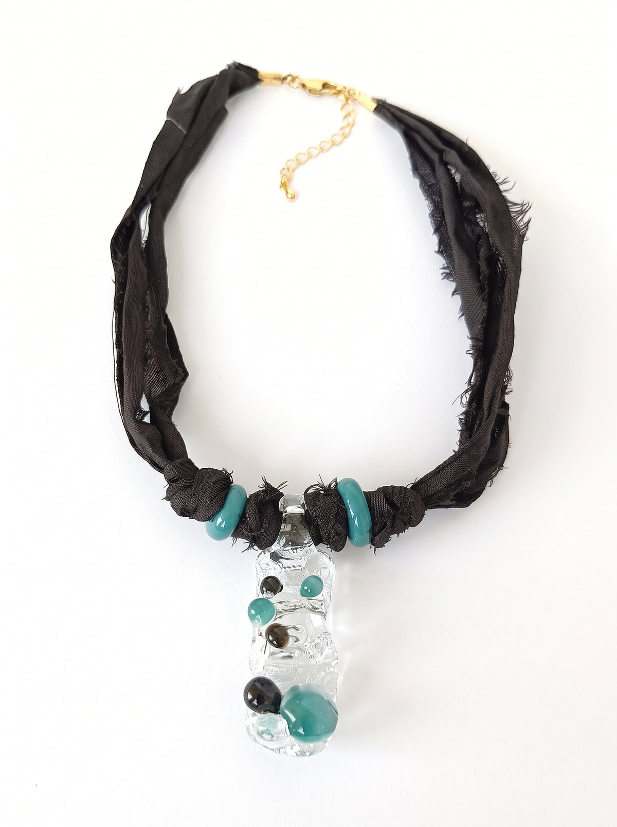 Collar Sari negro con colgante de vidrio