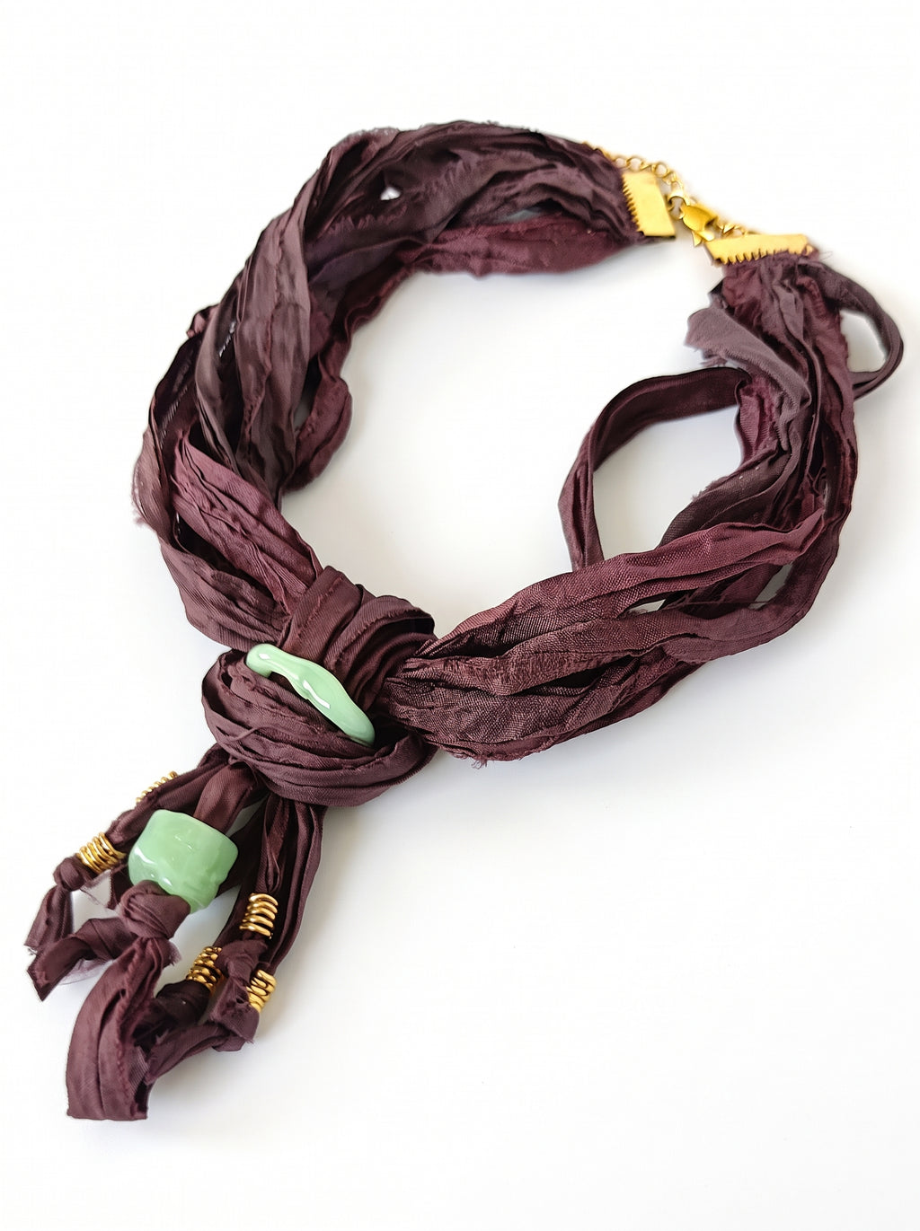 Collar corto de seda sari y vidrio verde