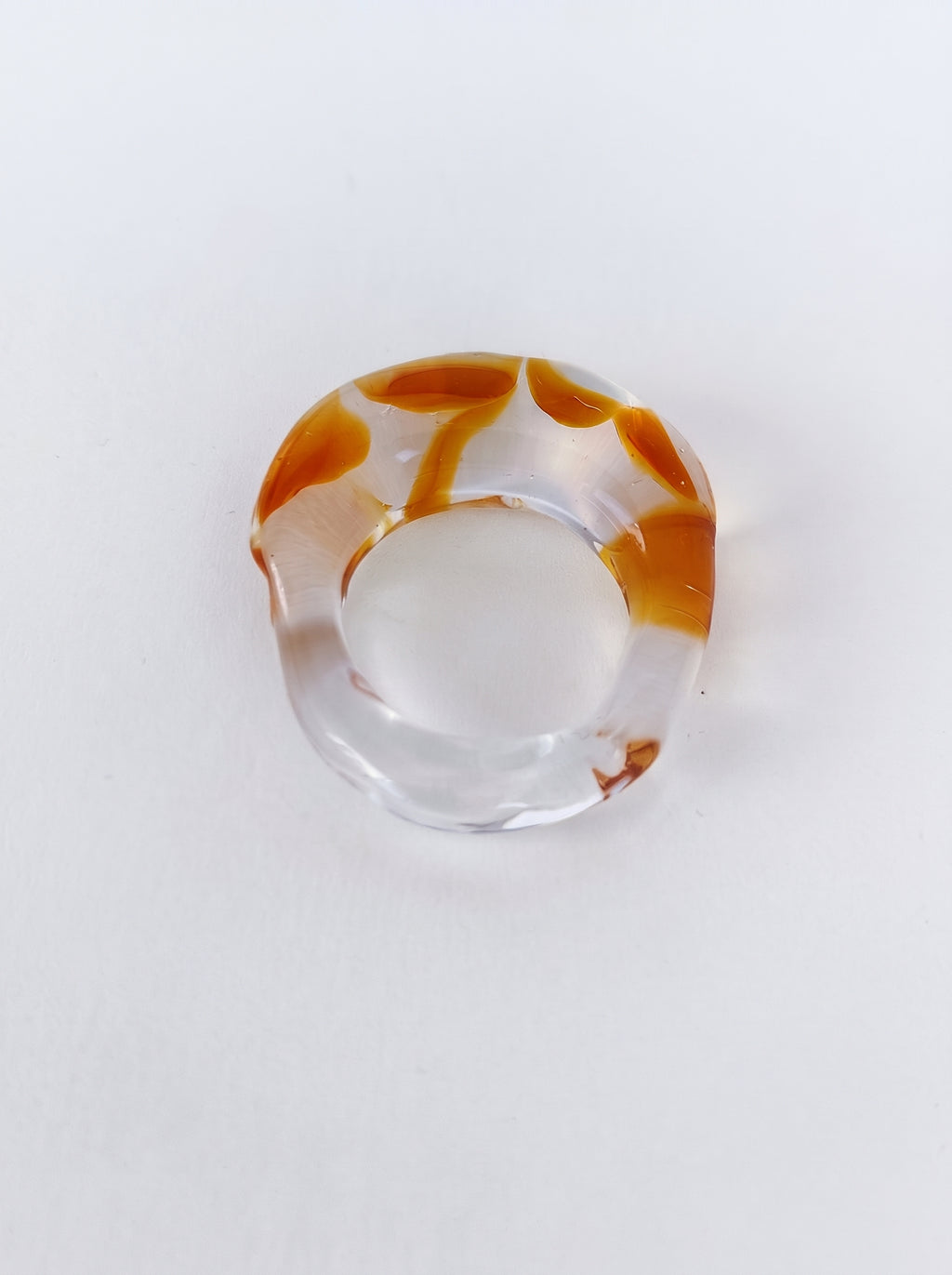 Anillo de vidrio transparente y ambar