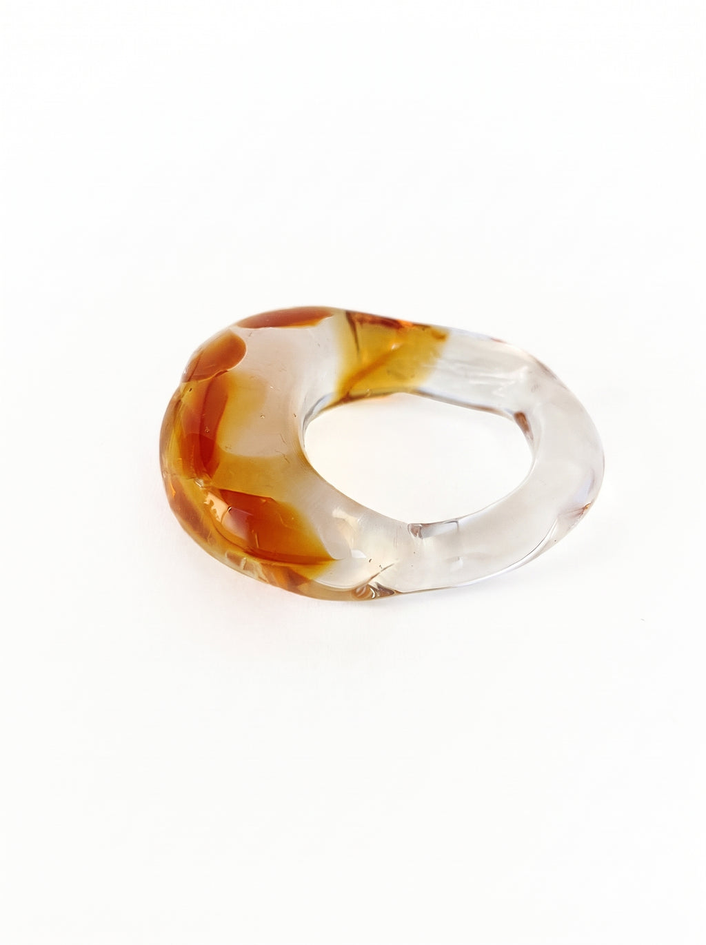 Anillo de vidrio transparente y ambar