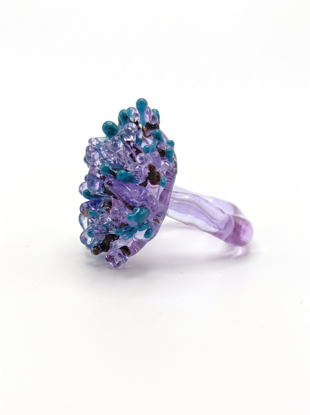 Anillo de vidrio morado, verde y negro