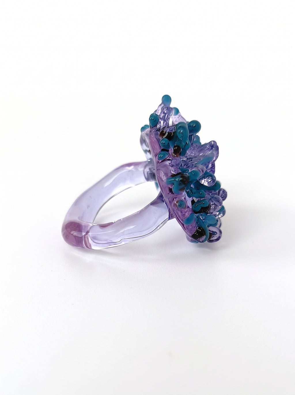 Anillo de vidrio morado, verde y negro