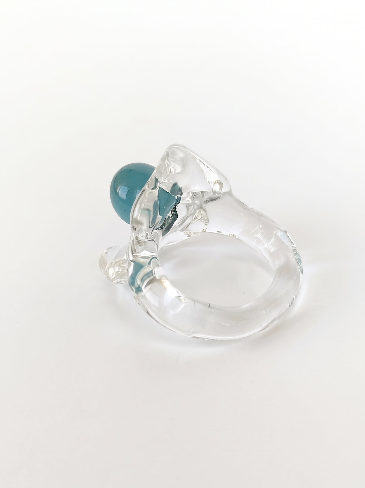 Anillo de vidrio transparente y aguamarina