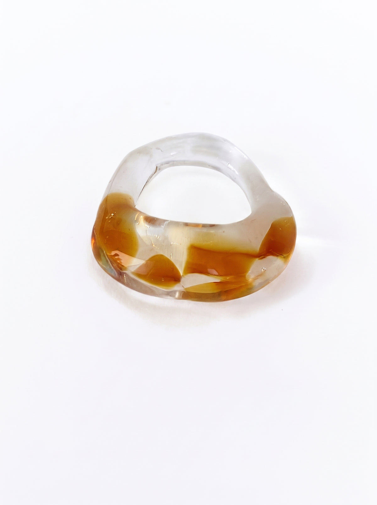 Anillo de vidrio transparente y ambar