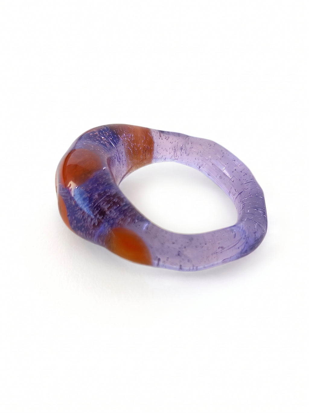 Anillo de vidrio morado translúcido con manchas naranjas