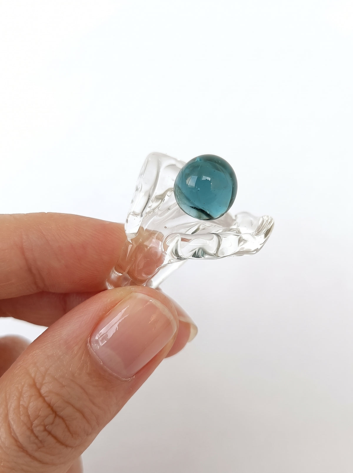 Anillo de vidrio transparente y aguamarina
