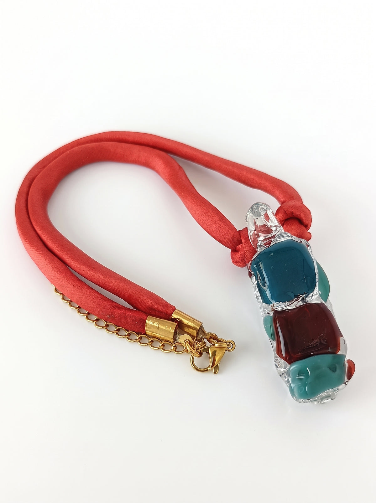 Collar de seda con colgante de vidrio