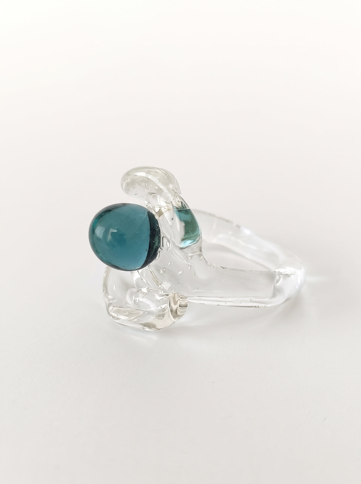 Anillo de vidrio transparente y aguamarina