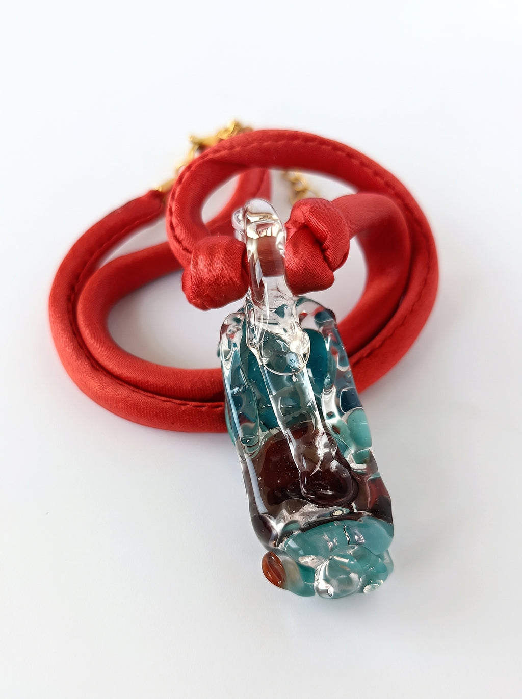 Collar de seda con colgante de vidrio