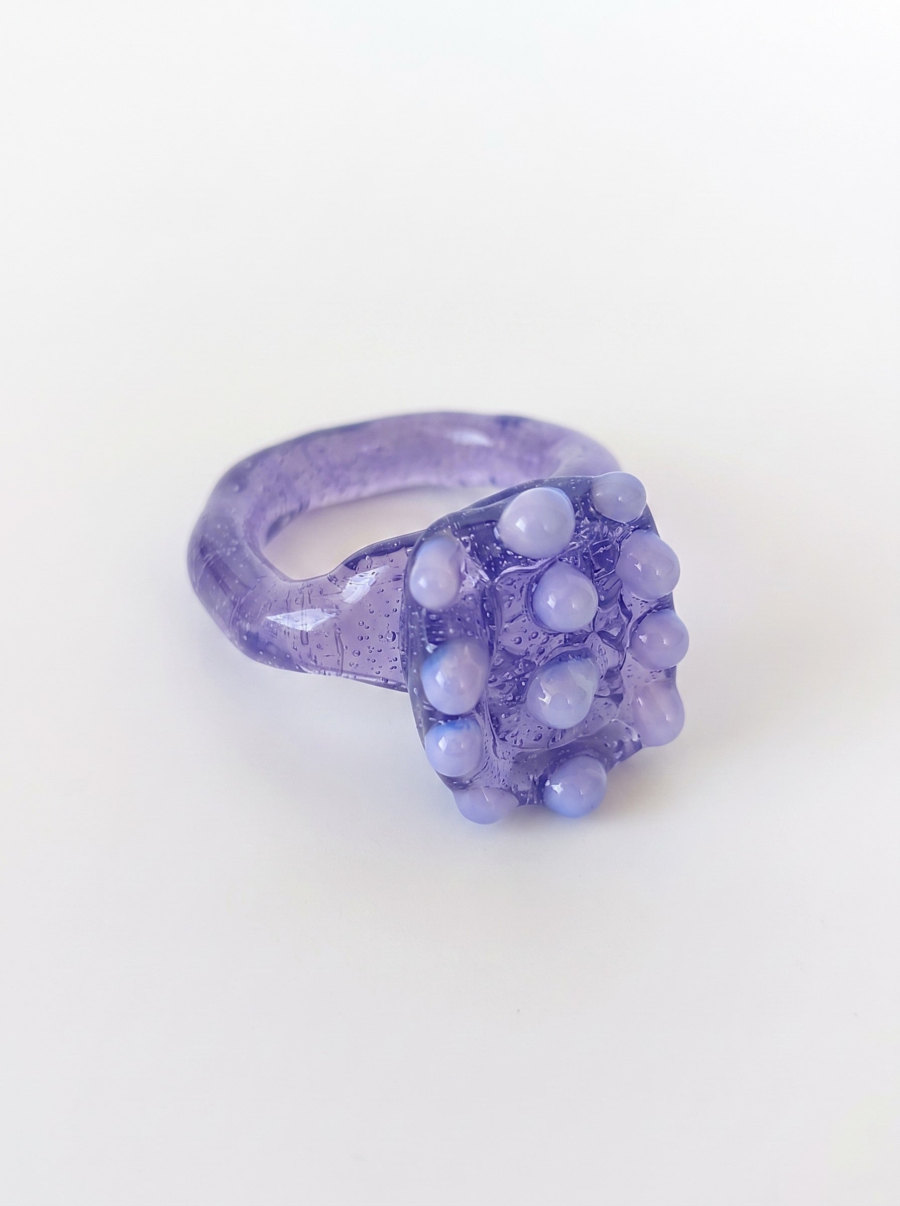 Anillo de vidrio morado