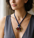 Collar con colgante de vidrio.