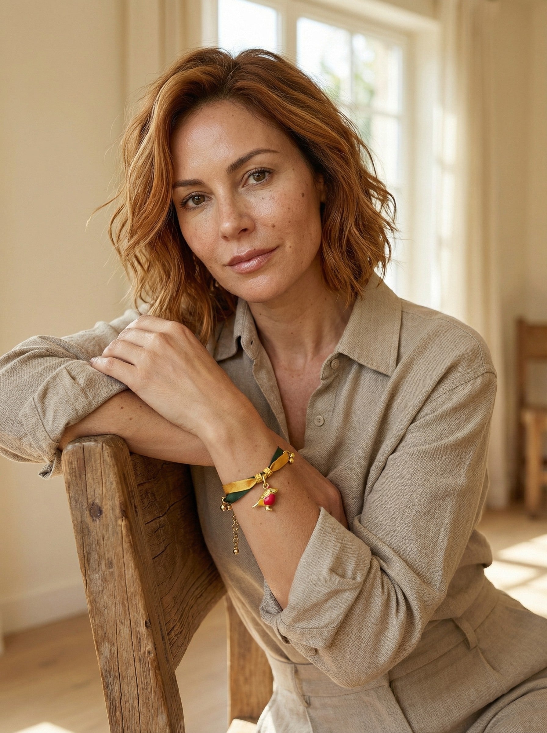 Pulsera de seda verde y mostaza con pajarita esmaltada