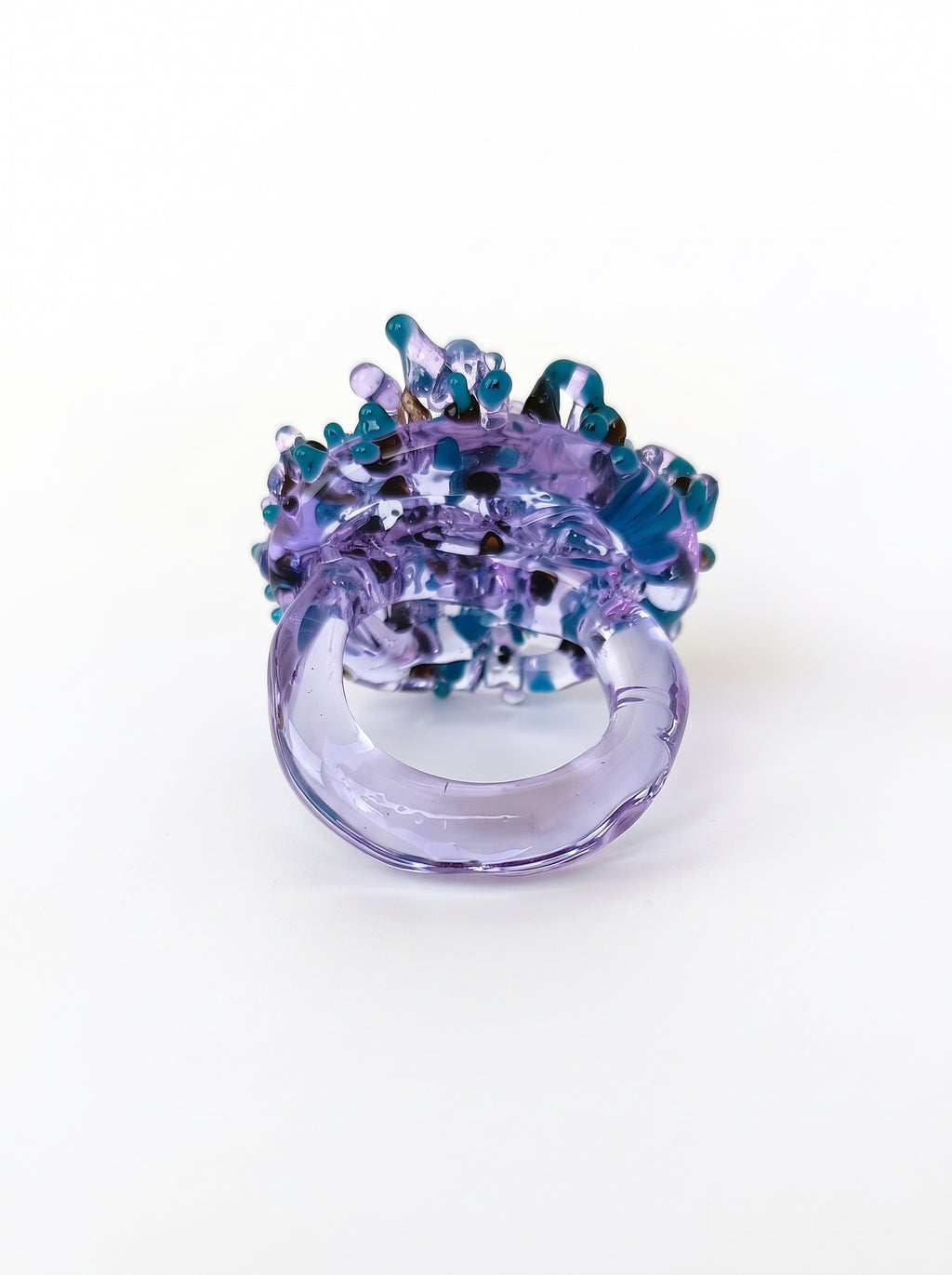 Anillo de vidrio morado, verde y negro