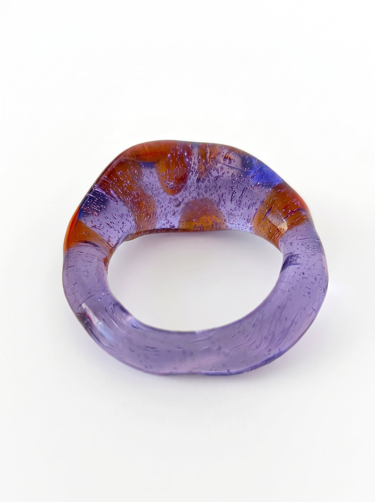 Anillo de vidrio morado translúcido con manchas naranjas