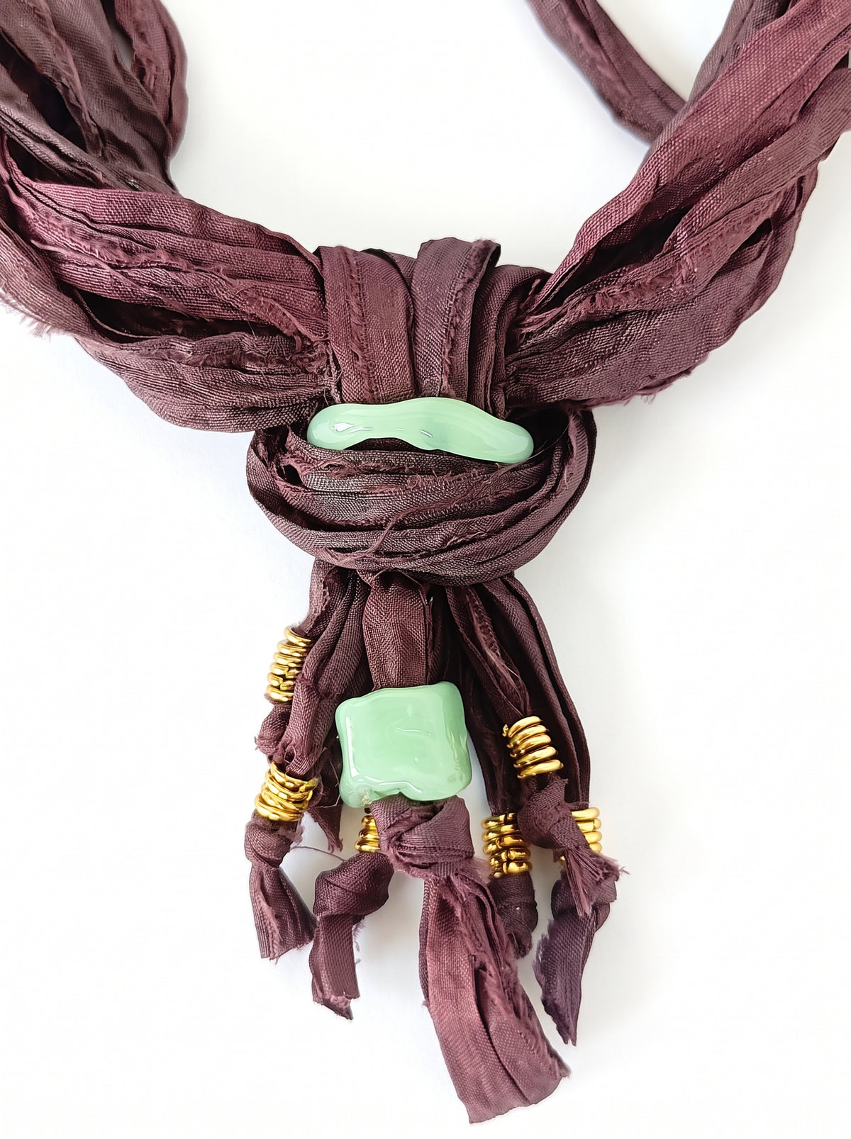 Collar corto de seda sari y vidrio verde