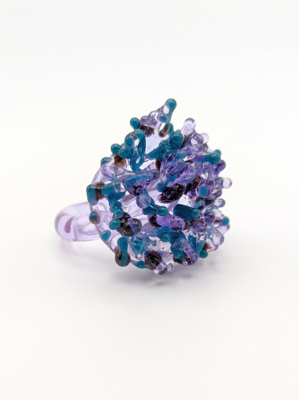 Anillo de vidrio morado, verde y negro