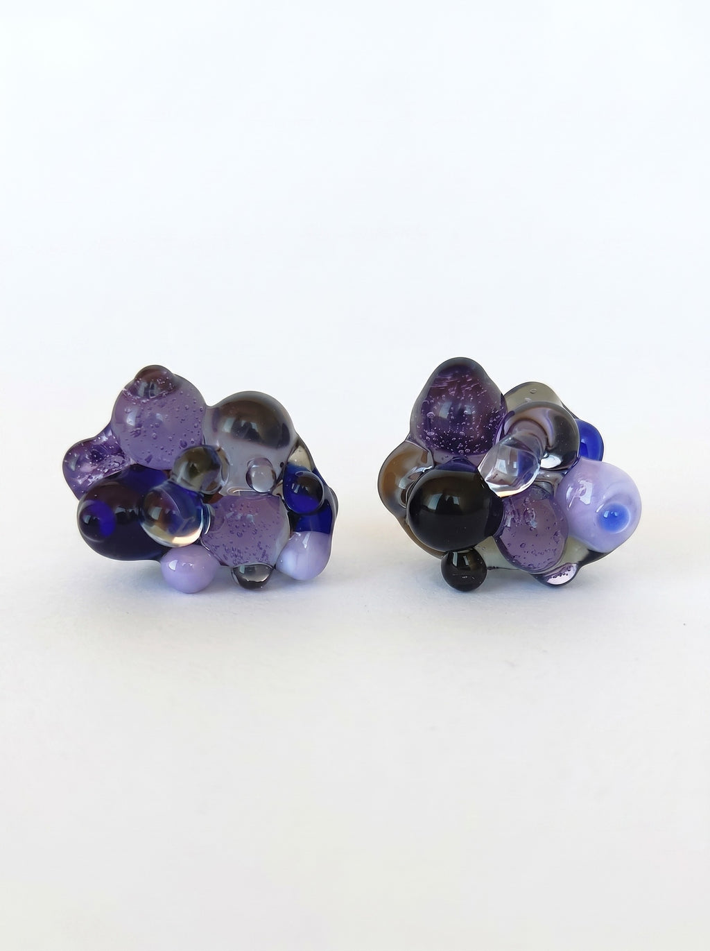 Pendientes de vidrio de bolitas.