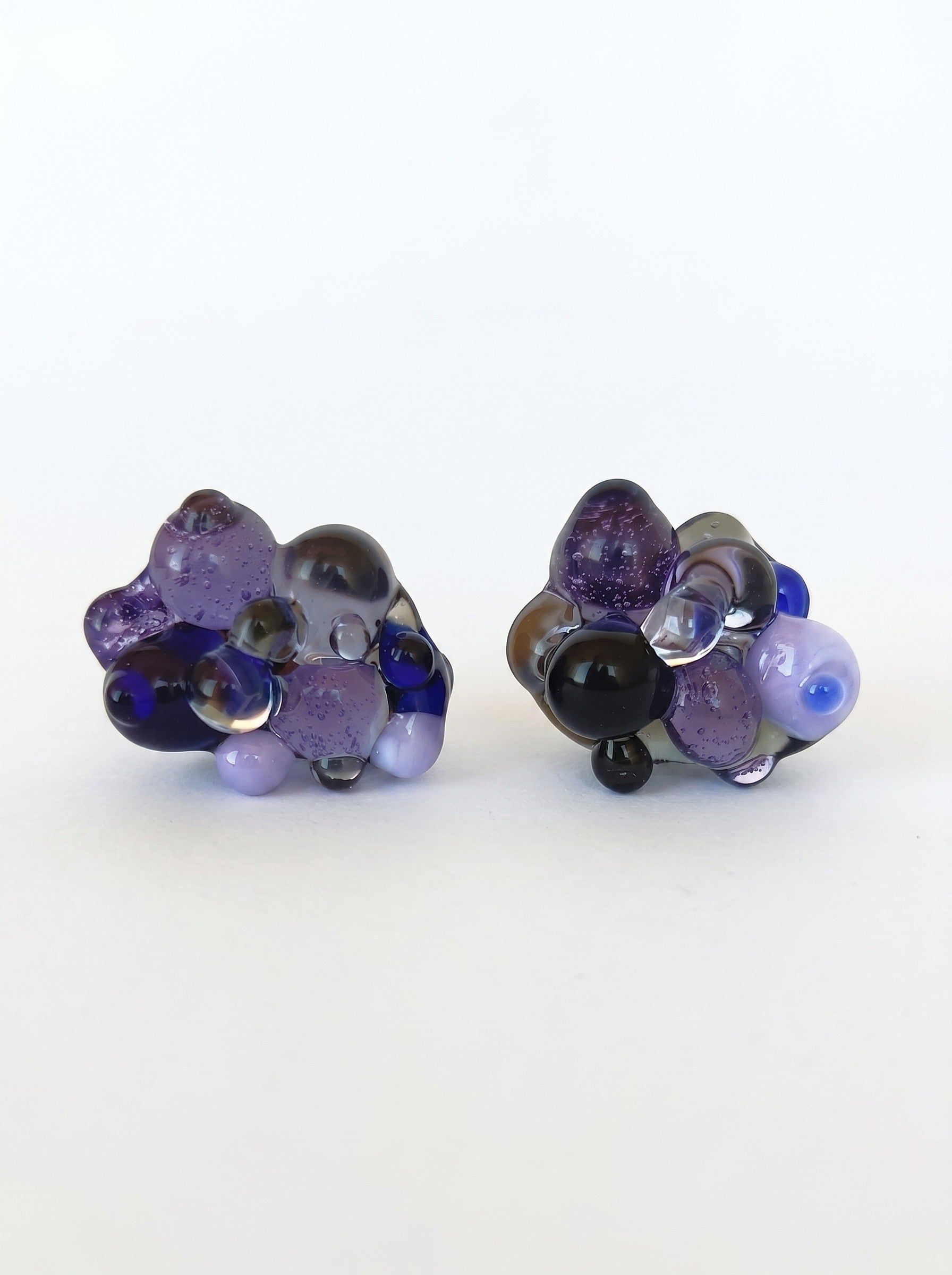 Pendientes de vidrio de bolitas.