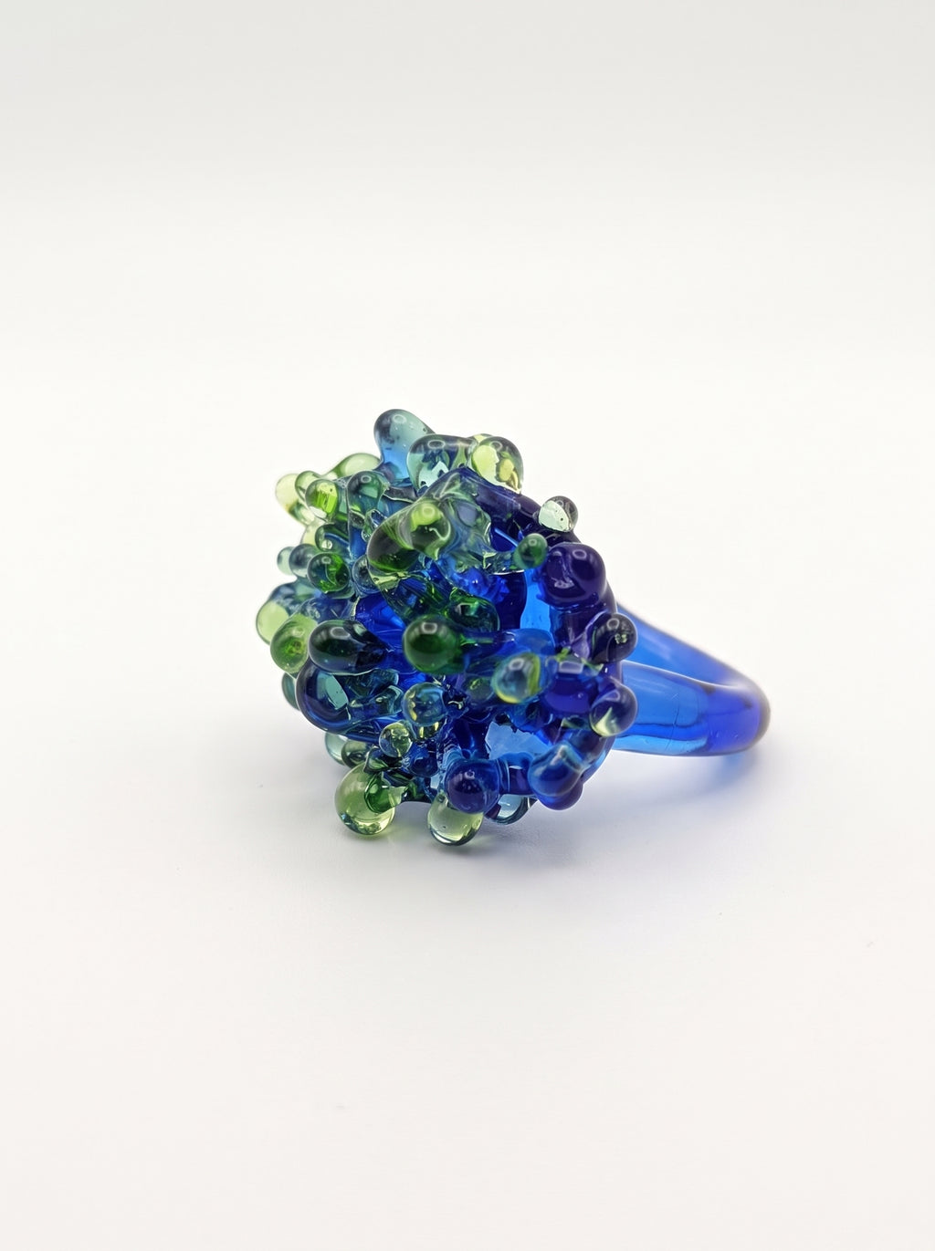 Anillo de vidrio azul y verde