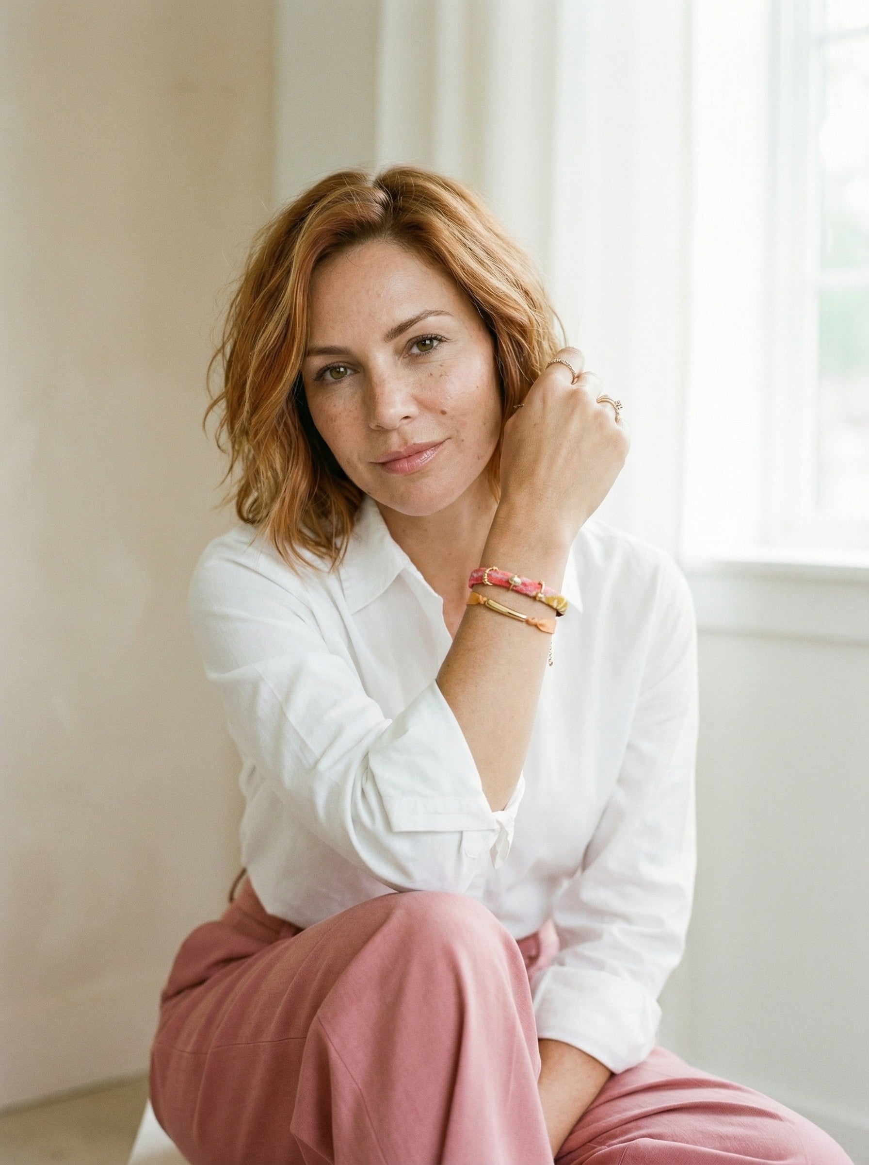 Pulsera doble de seda mostaza y cinta estampada con detalles dorados.