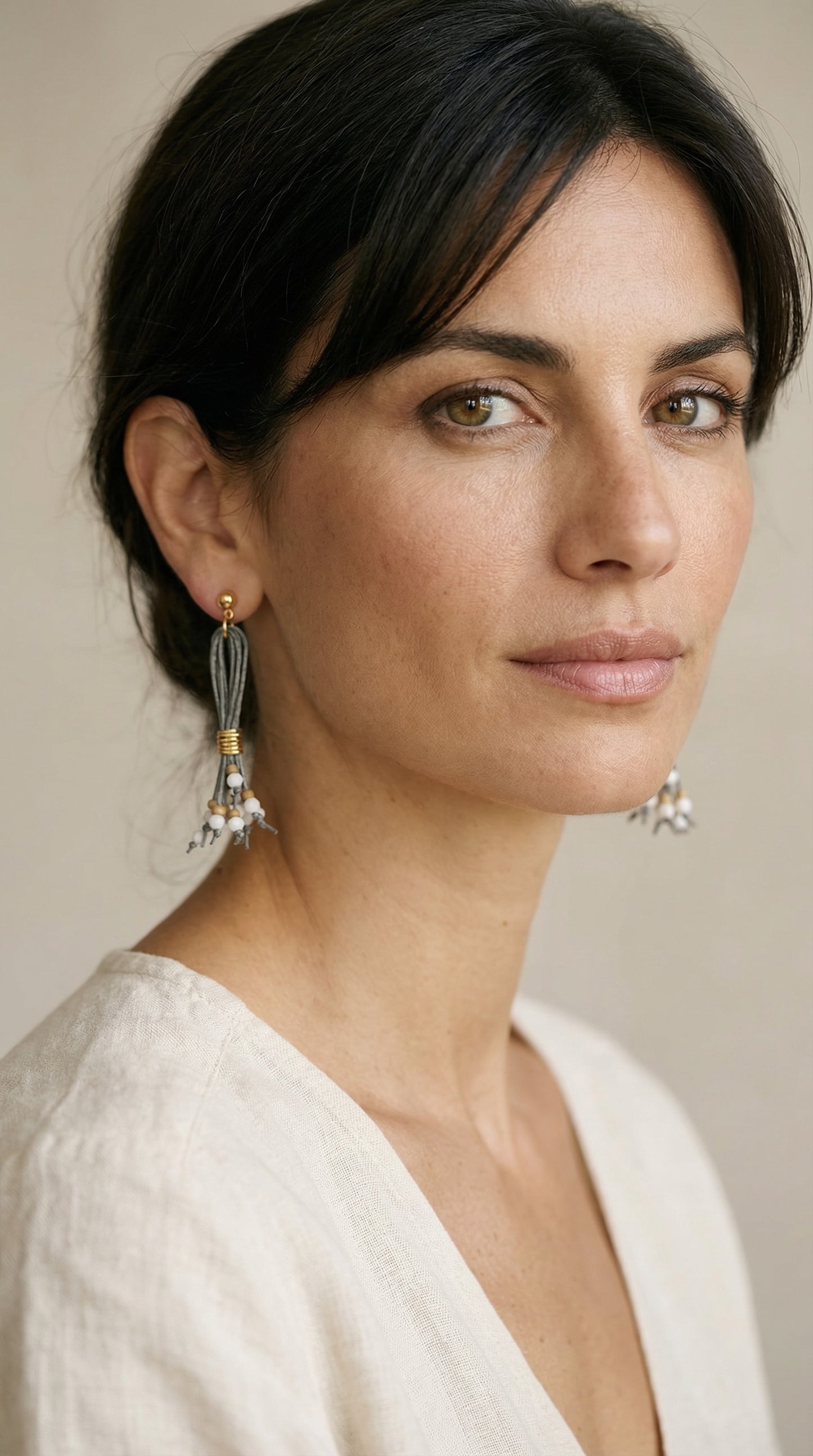 Pendientes de lino y cuentas de cristal y acero.