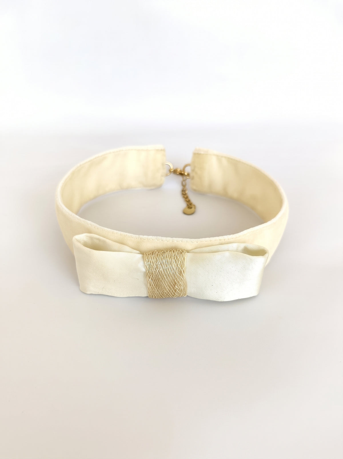 Choker de terciopelo y lazo de seda.