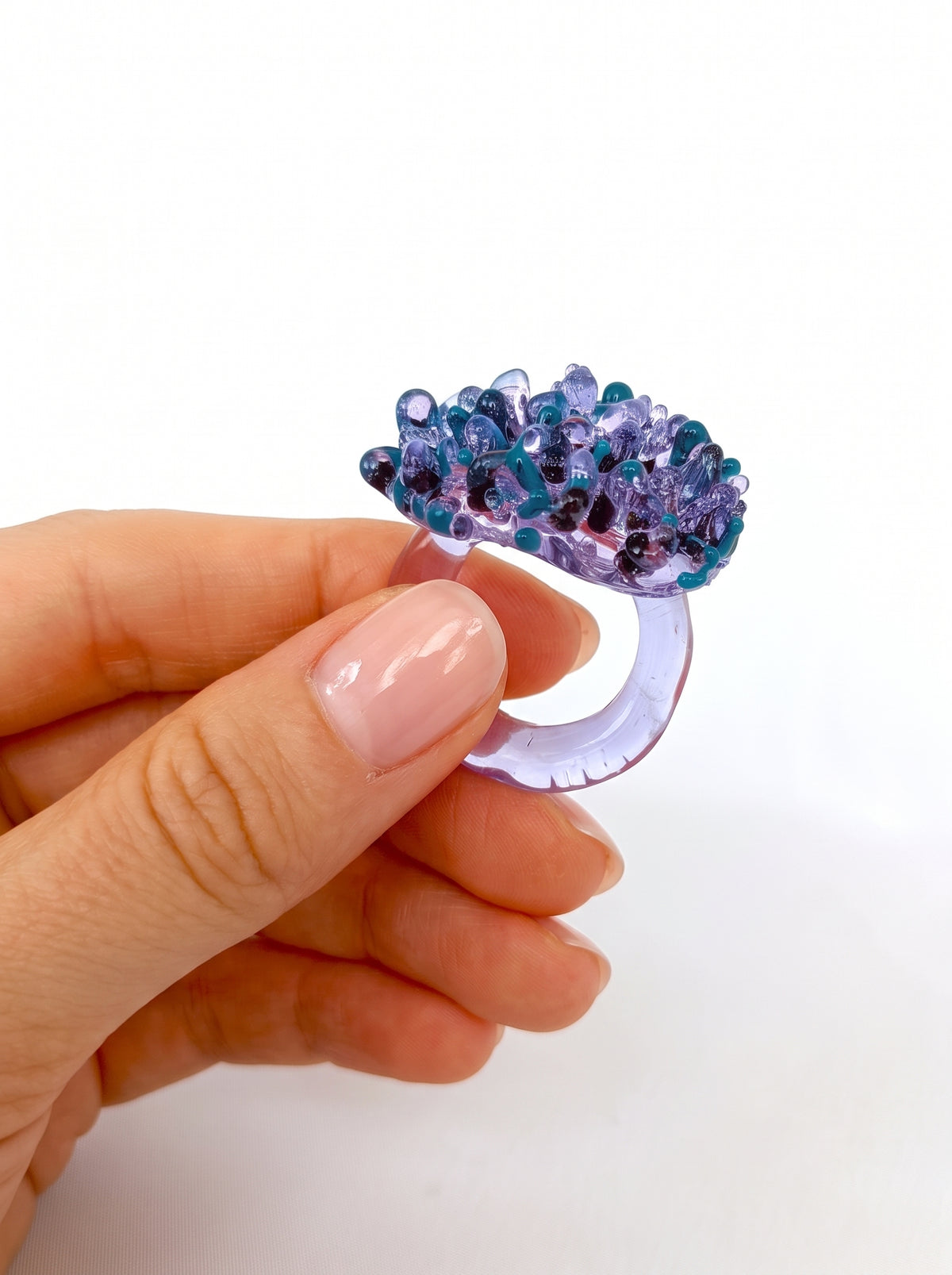 Anillo de vidrio morado, verde y negro