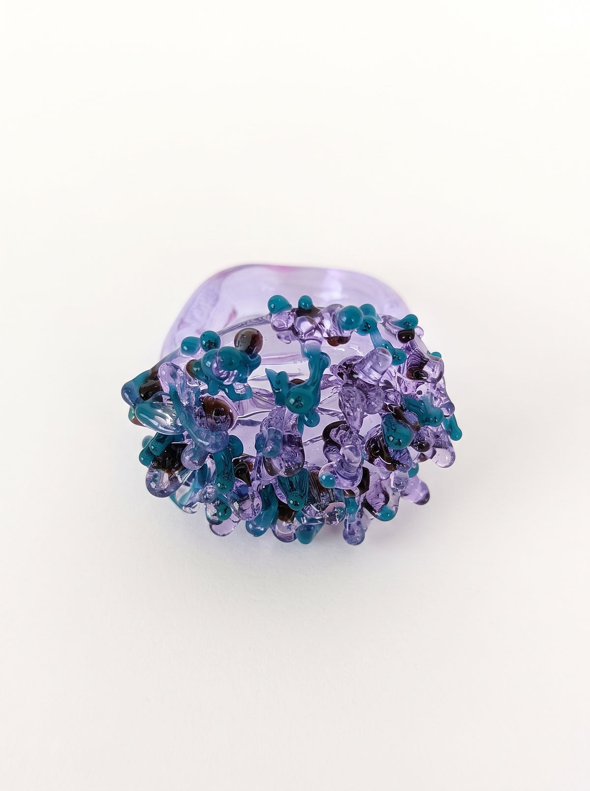 Anillo de vidrio morado, verde y negro