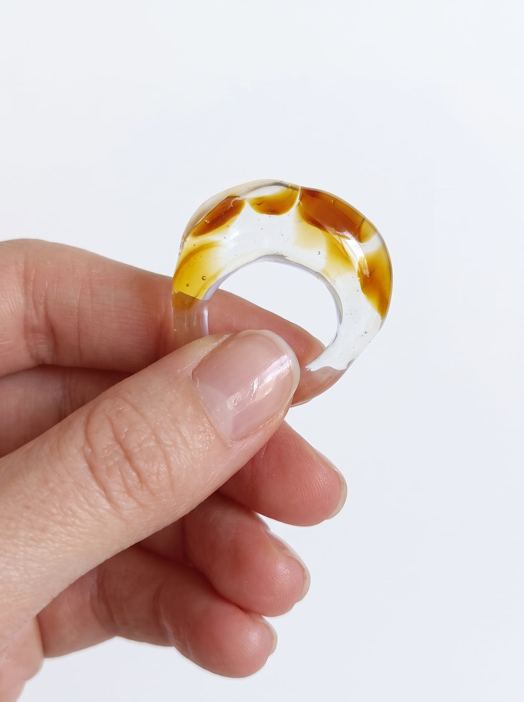 Anillo de vidrio transparente y ambar