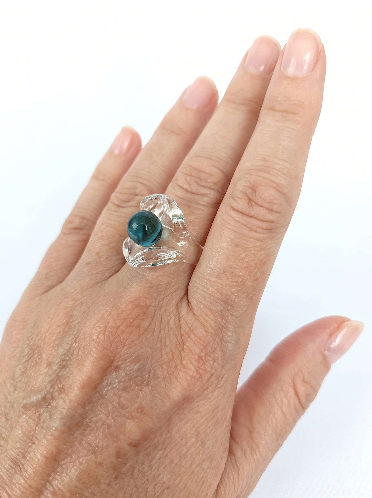 Anillo de vidrio transparente y aguamarina