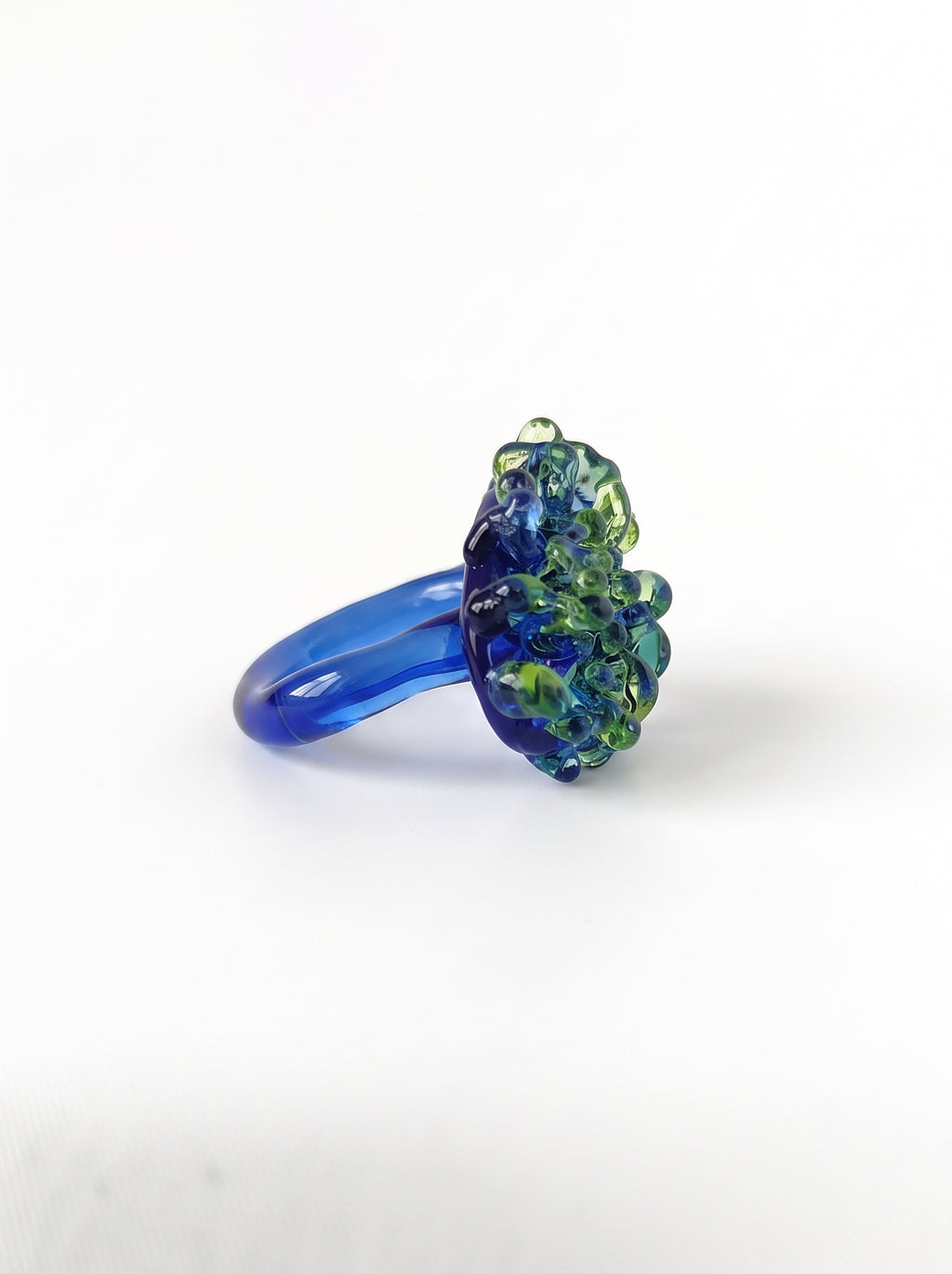 Anillo de vidrio azul y verde