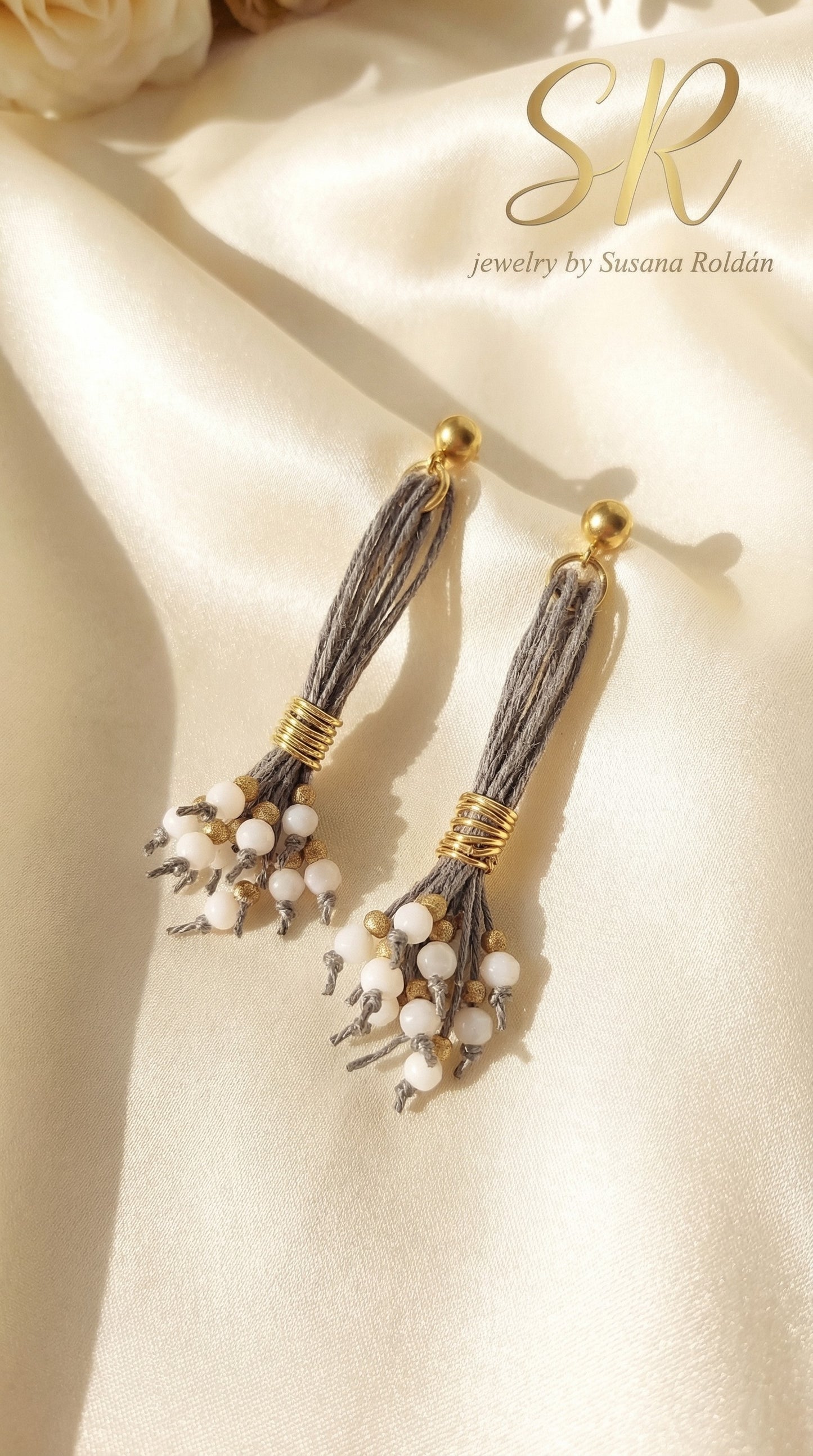 Pendientes de lino y cuentas de cristal y acero.