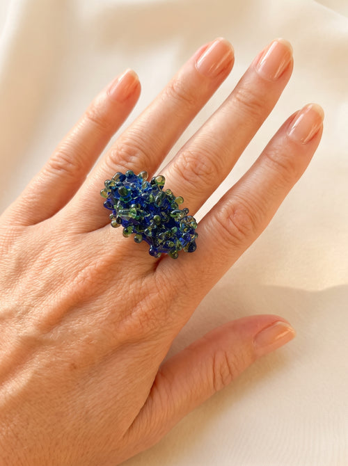 Anillo de vidrio azul y verde