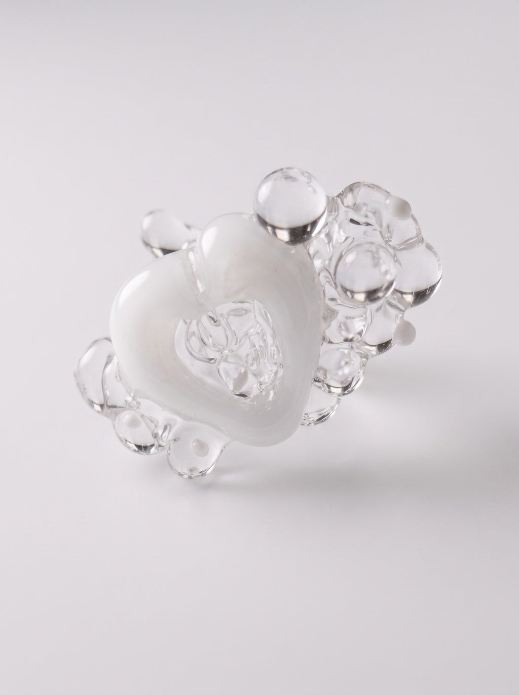 Anillo de vidrio de corazón blanco