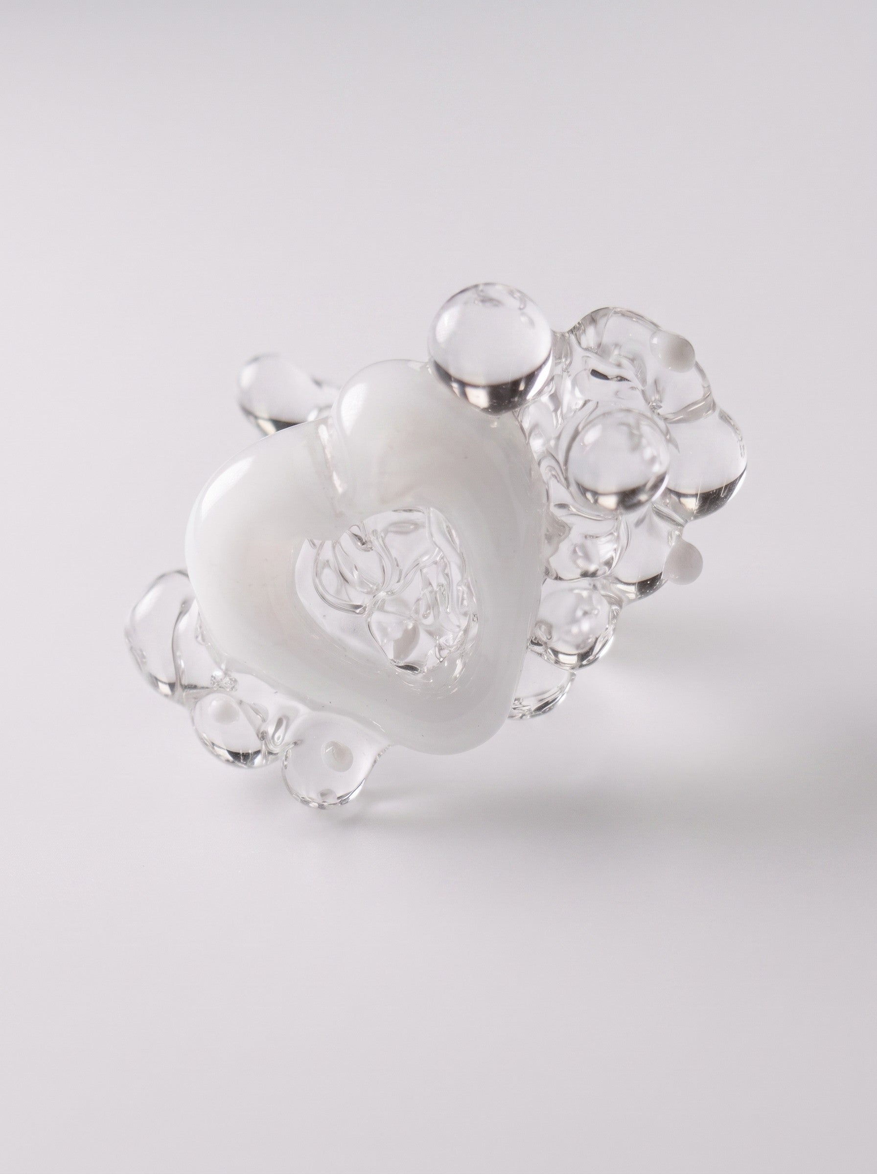 Anillo de vidrio de corazón blanco