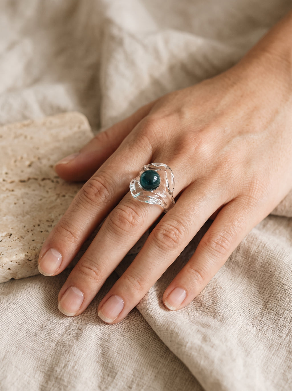 Anillo de vidrio transparente y aguamarina