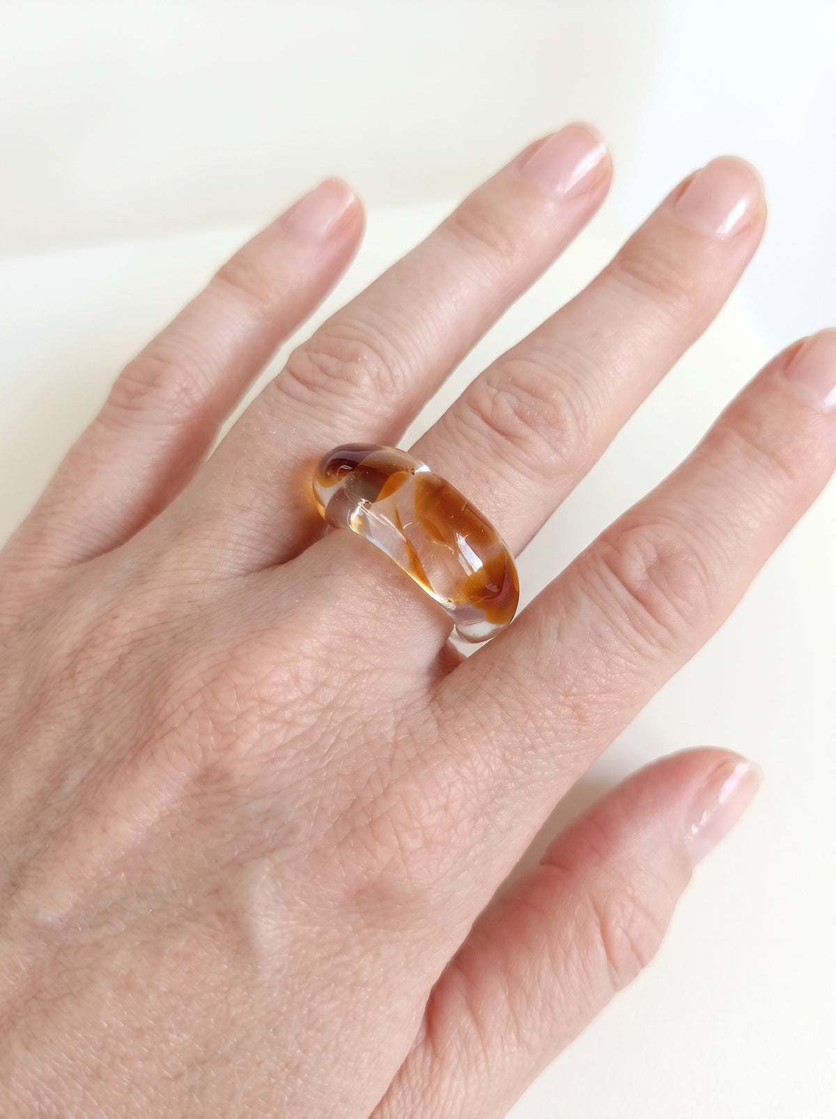 Anillo de vidrio transparente y ambar