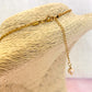 Collar corto de perlas salmón, cadena dorada, estilo delicado y elegante.
