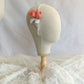 Romántico tocado de flores coral para boda, Diadema elegante con flores y encaje, Tocado fascinator de flores de seda roja con lazos de encaje para novia.